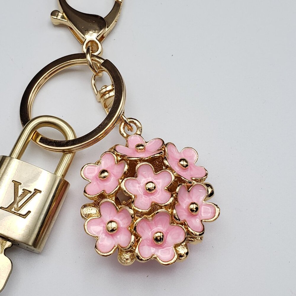 Louis Vuitton Authentic Gold Lock 🔒 Unbranded Flower Keychain Charm for Bags - Picture 8 of 11
